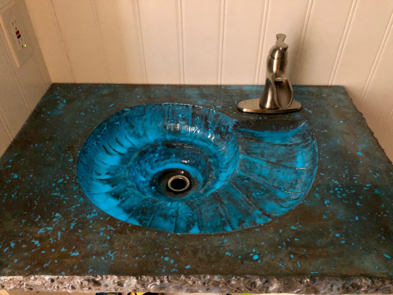 The sink starts to glow as the lights go down