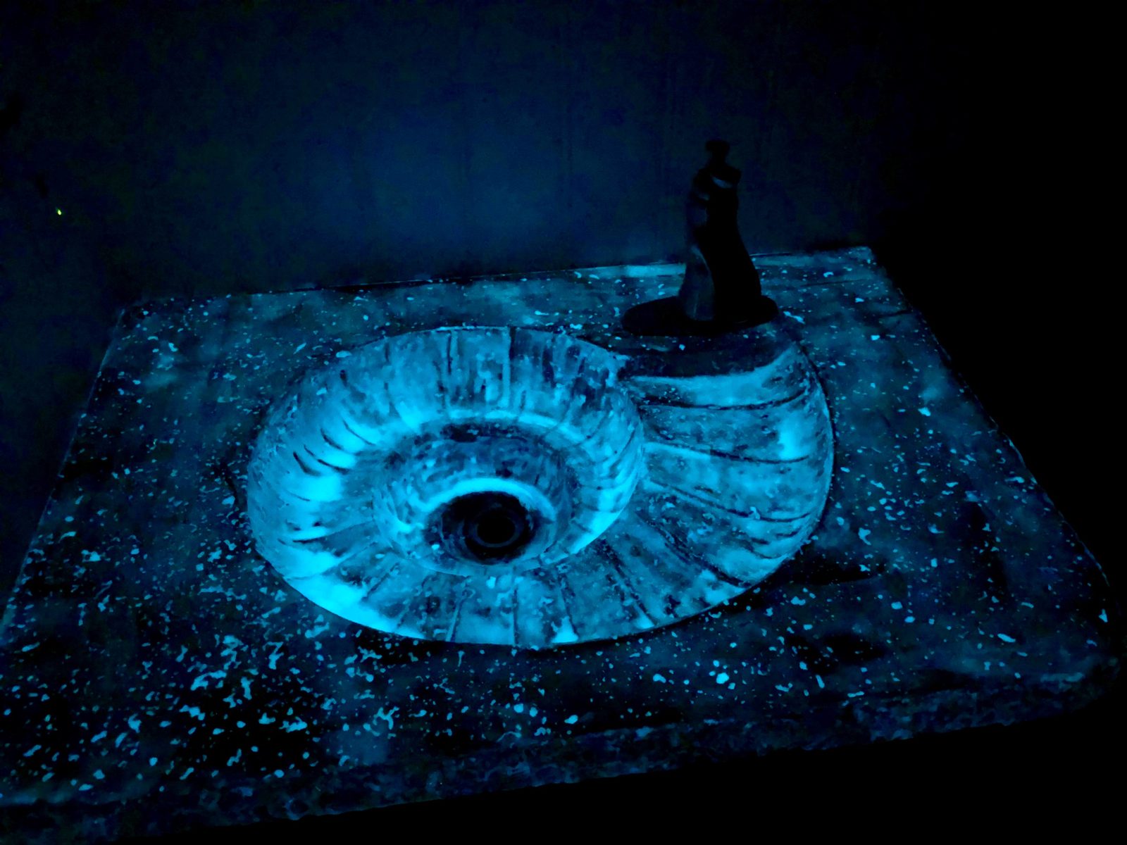 Glow-in-the-dark seashell sink with the door closed